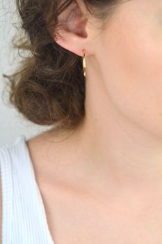 Złote kolczyki DIA-KLC-KL1942D-585 – 2 cm gładkie koła z żółtego złota próby 585. Ponadczasowy, elegancki wzór, idealny na prezent i do codziennych stylizacji (4).JPG